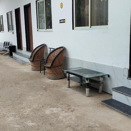 Maa Gayatri Dham Hotel Vrindavan Bagian luar foto