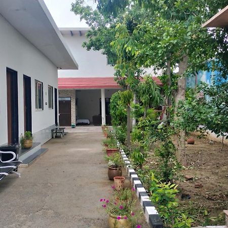 Maa Gayatri Dham Hotel Vrindavan Bagian luar foto