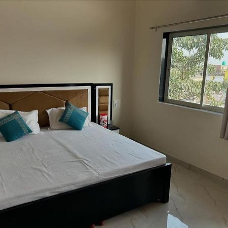 Maa Gayatri Dham Hotel Vrindavan Bagian luar foto