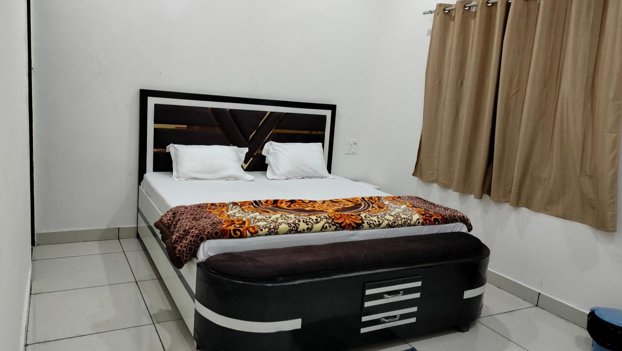 Maa Gayatri Dham Hotel Vrindavan Bagian luar foto