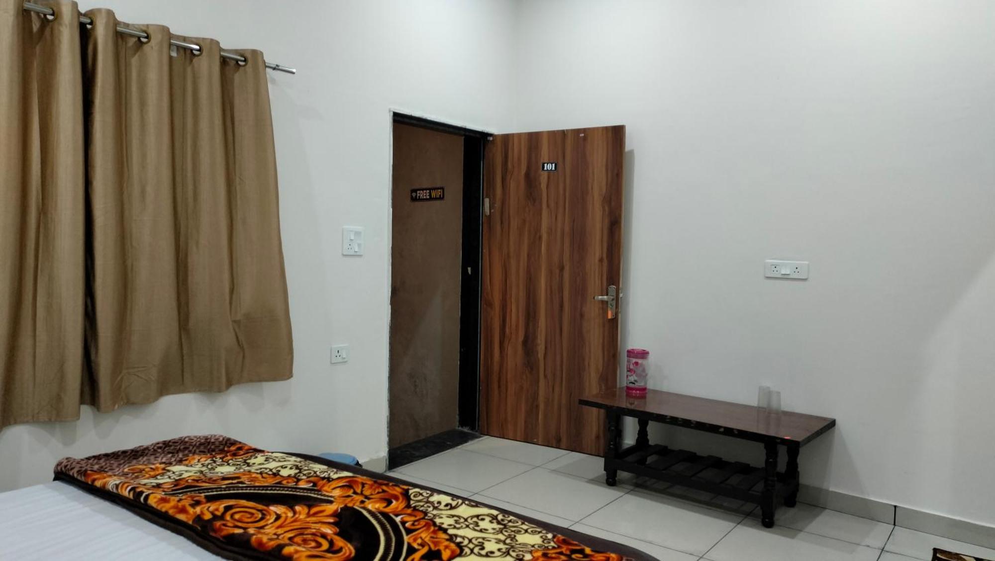 Maa Gayatri Dham Hotel Vrindavan Bagian luar foto