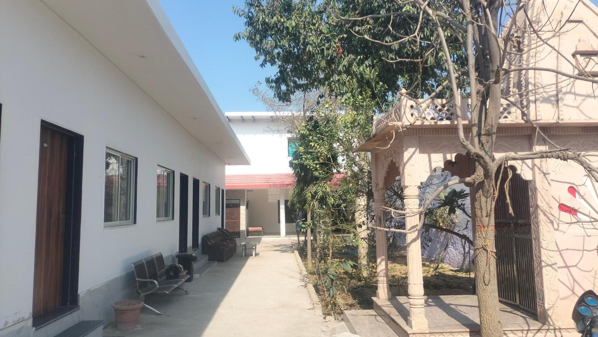 Maa Gayatri Dham Hotel Vrindavan Bagian luar foto