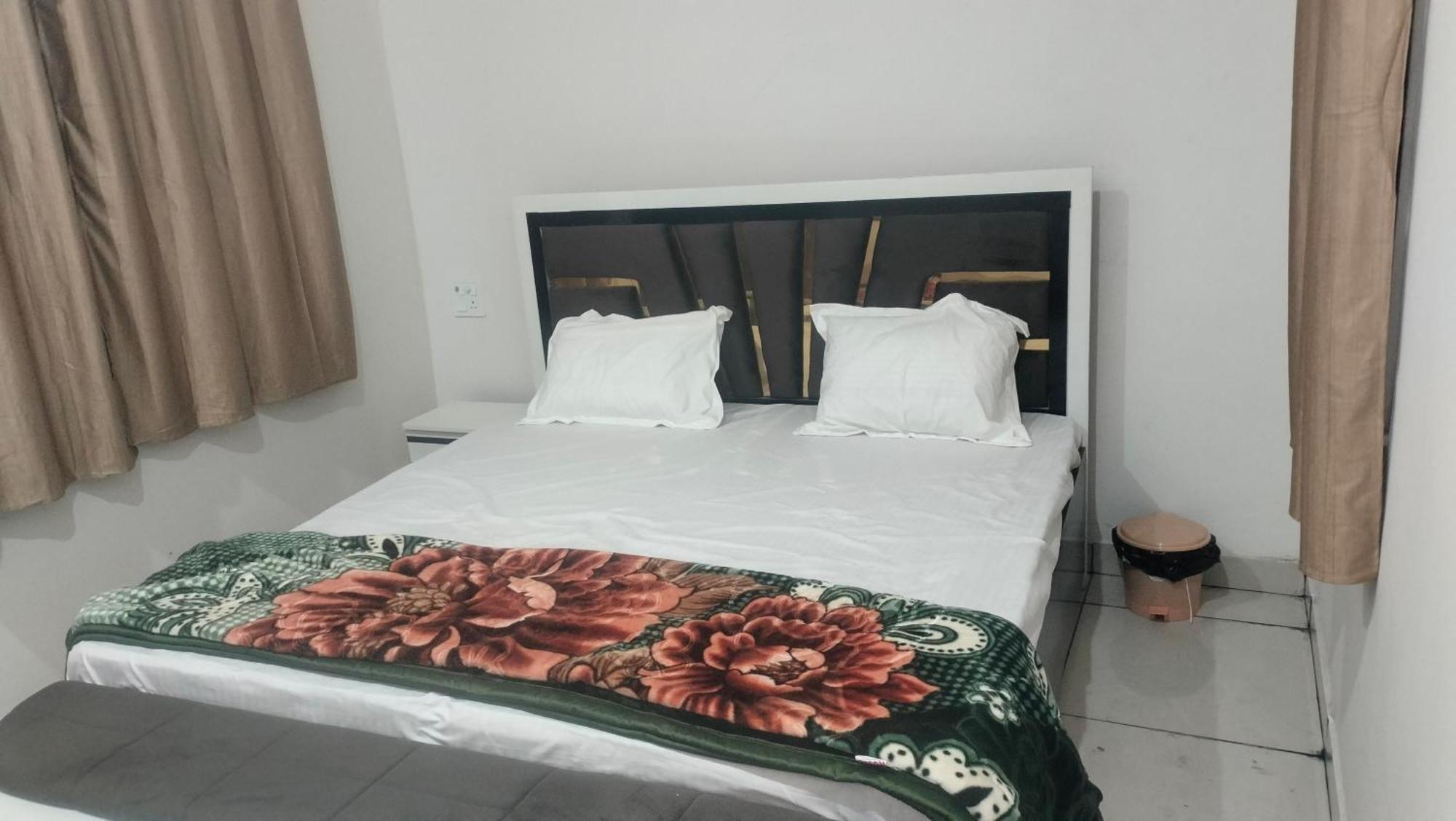 Maa Gayatri Dham Hotel Vrindavan Bagian luar foto