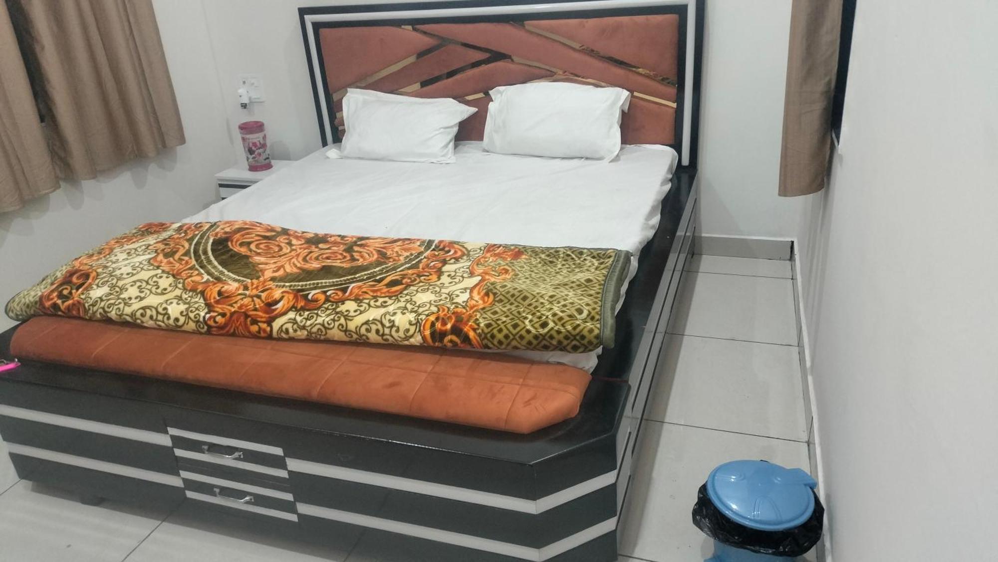 Maa Gayatri Dham Hotel Vrindavan Bagian luar foto