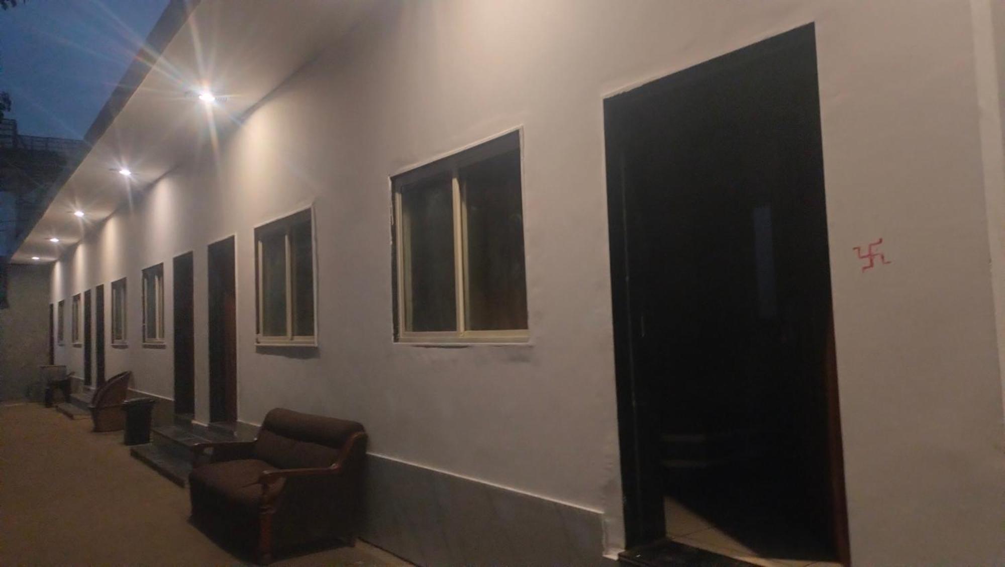 Maa Gayatri Dham Hotel Vrindavan Bagian luar foto