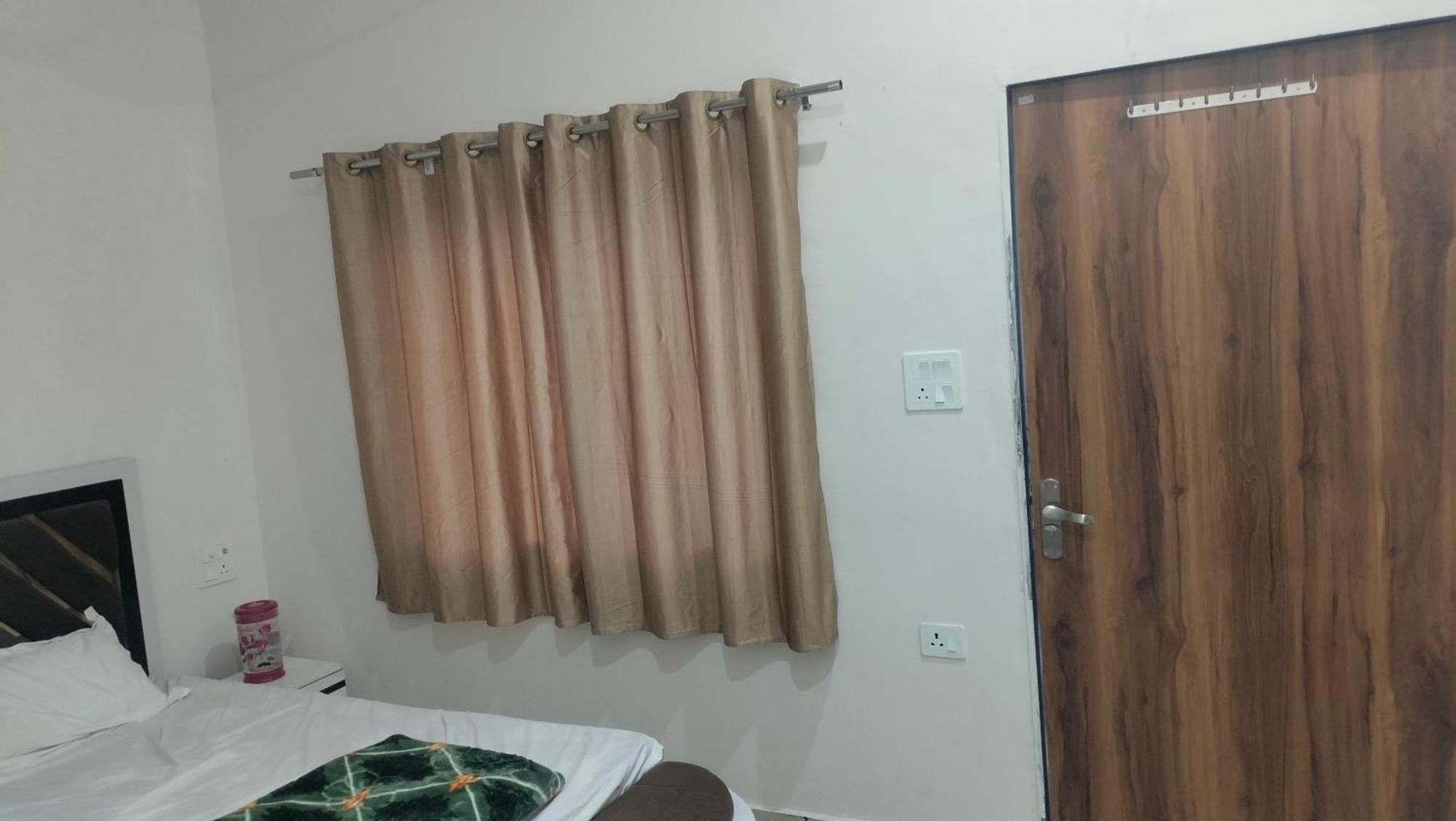 Maa Gayatri Dham Hotel Vrindavan Bagian luar foto