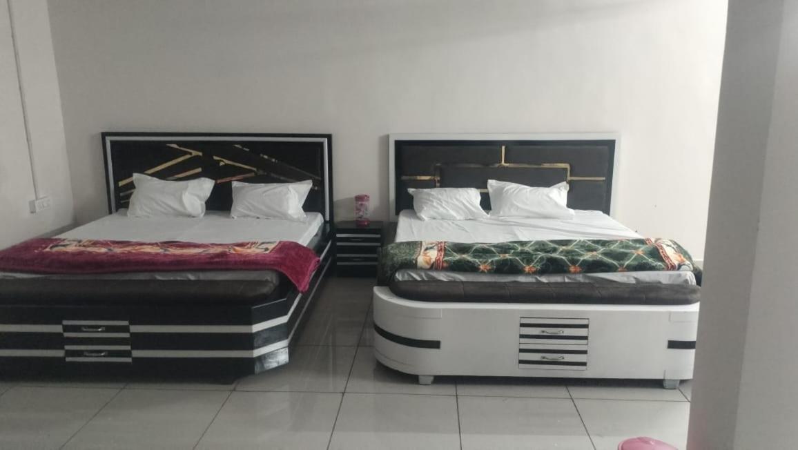 Maa Gayatri Dham Hotel Vrindavan Bagian luar foto