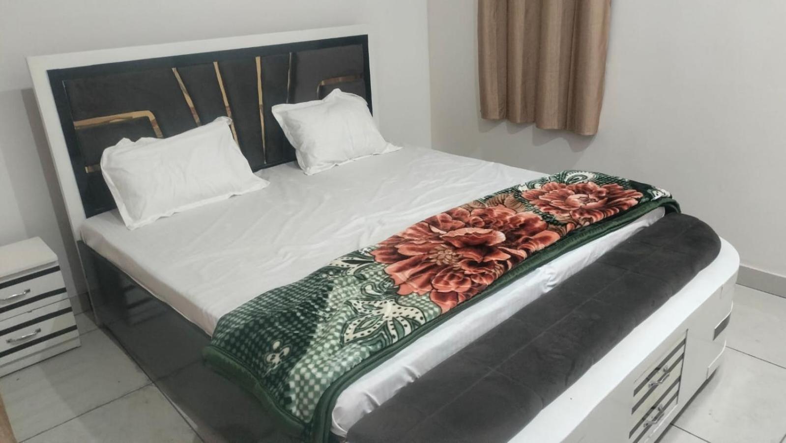 Maa Gayatri Dham Hotel Vrindavan Bagian luar foto