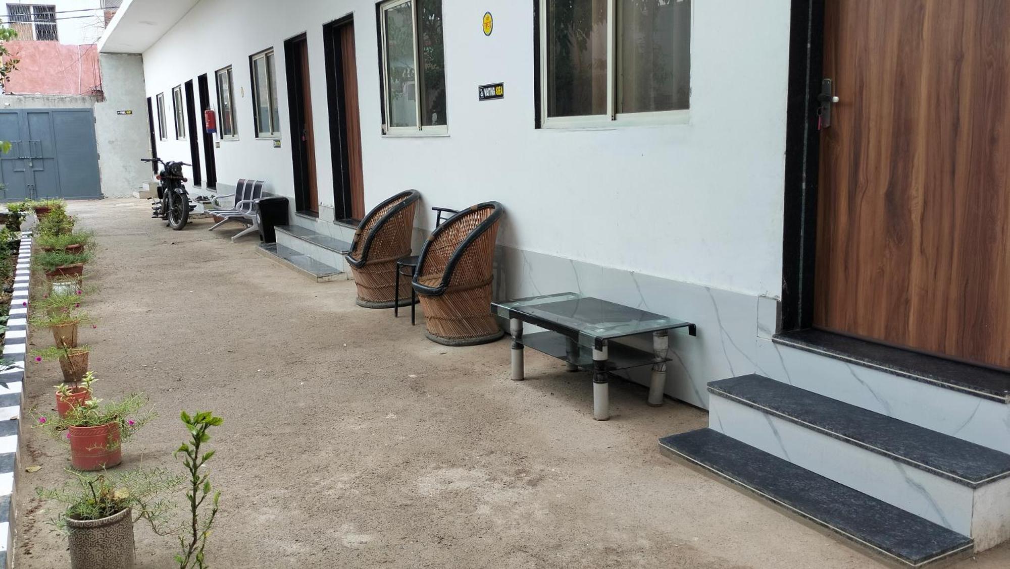 Maa Gayatri Dham Hotel Vrindavan Bagian luar foto