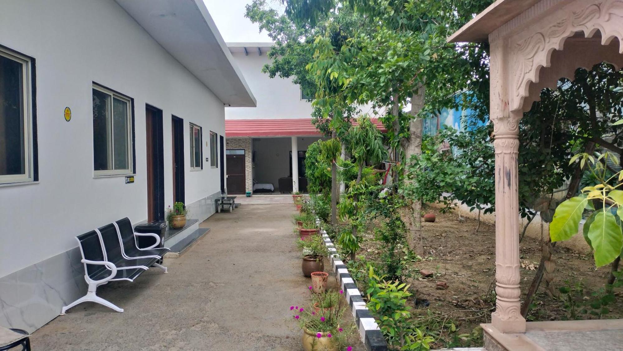 Maa Gayatri Dham Hotel Vrindavan Bagian luar foto