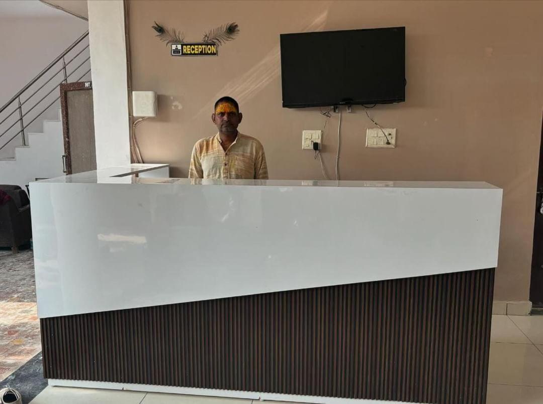Maa Gayatri Dham Hotel Vrindavan Bagian luar foto