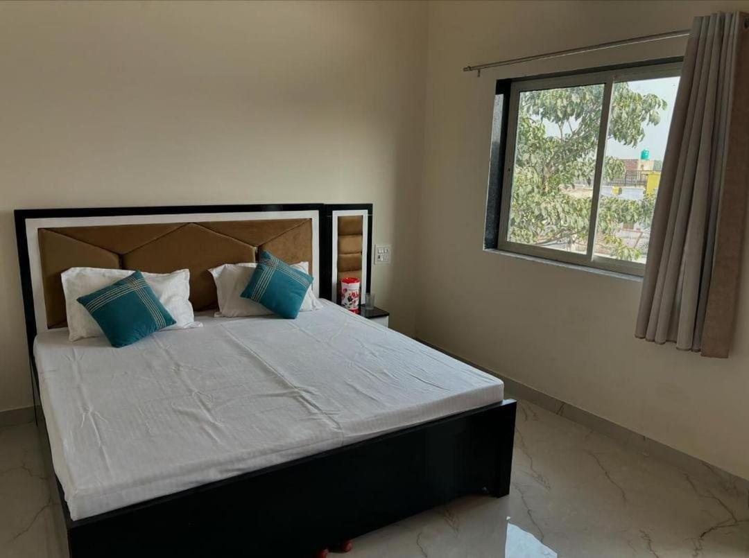 Maa Gayatri Dham Hotel Vrindavan Bagian luar foto
