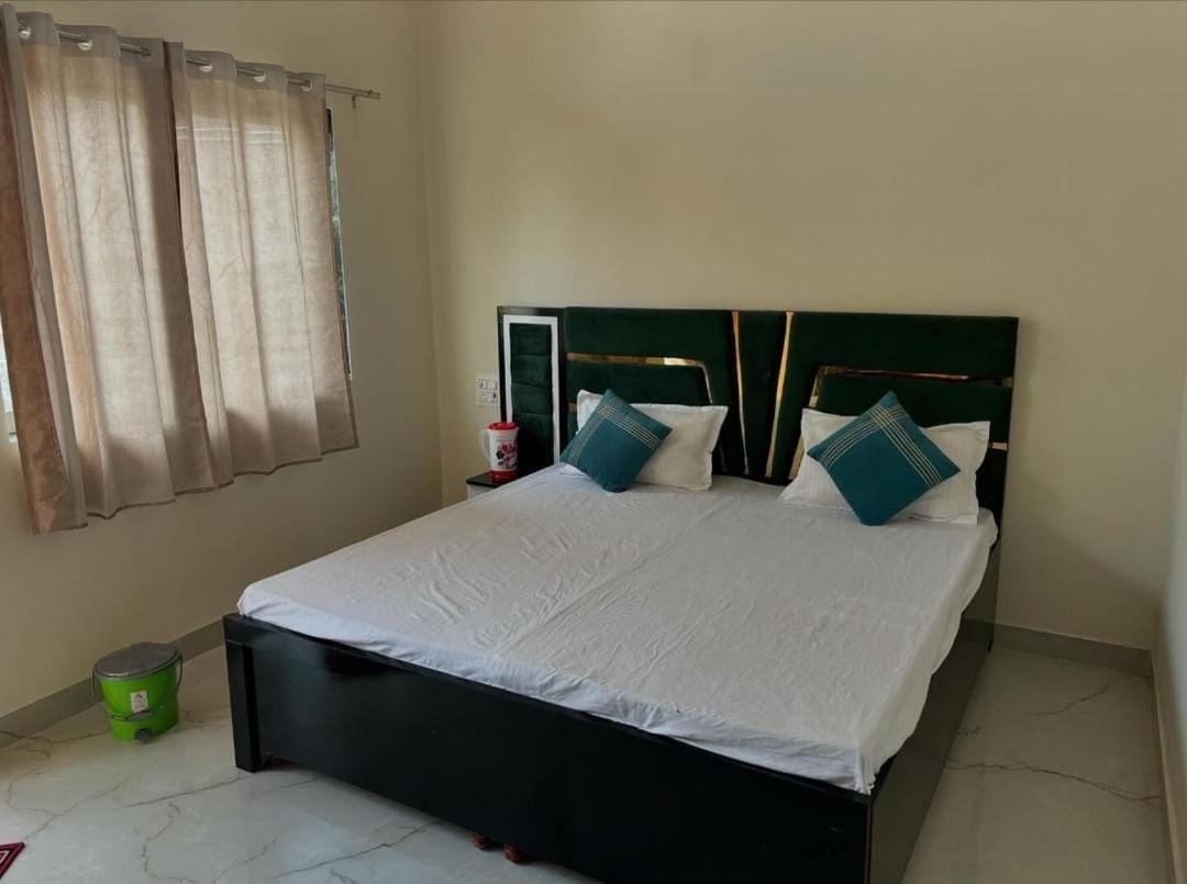 Maa Gayatri Dham Hotel Vrindavan Bagian luar foto