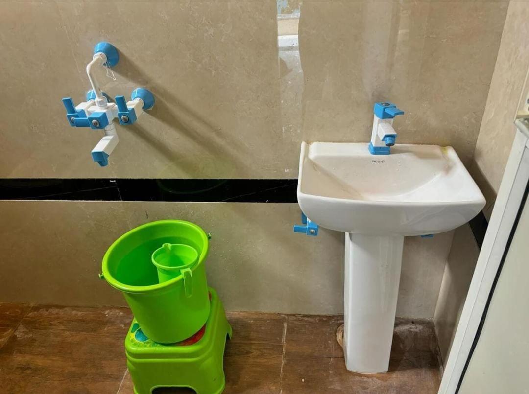 Maa Gayatri Dham Hotel Vrindavan Bagian luar foto