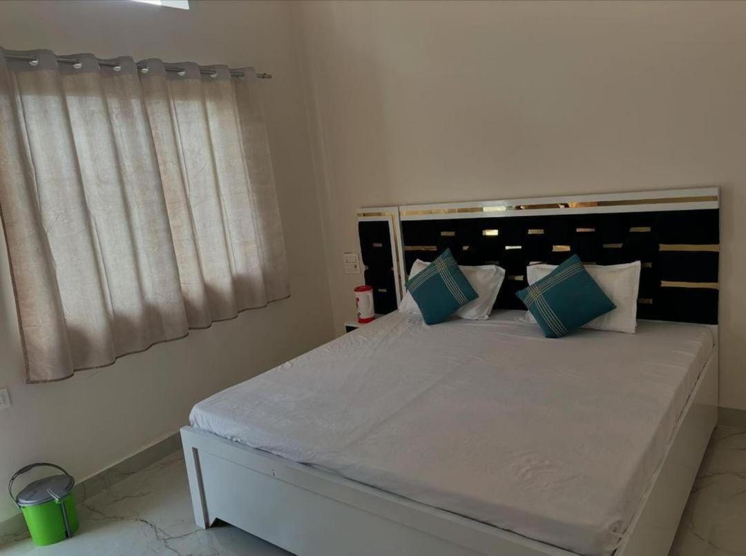 Maa Gayatri Dham Hotel Vrindavan Bagian luar foto